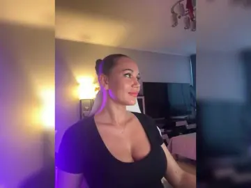 Bongacams Nude Webcam of QWEENII