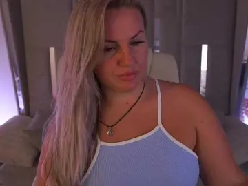 Bongacams Sex Cam of KiraCandyS