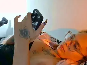 Cam4 Live Porn of lizzamonroe2