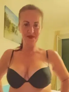 Cam4 Live Porn of Milfona77