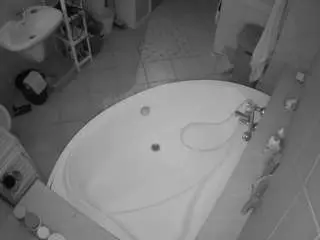 Camsoda Live Sex Cam of voyeurcam-julmodels-bath-1st-1