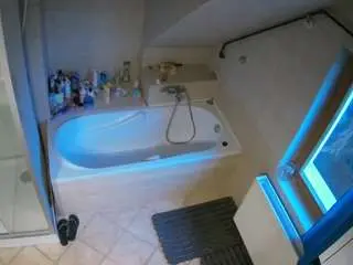 Camsoda Sex Chat of voyeurcam-julmodels-bath-2nd-1