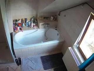 Camsoda Adult Video Chat of voyeurcam-julmodels-bath-2nd-1
