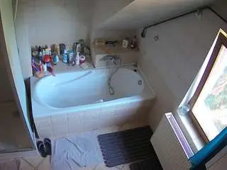 Camsoda Watch Live Sex Cams of voyeurcam-julmodels-bath-2nd-1