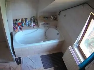 Camsoda Watch Live Sex Cams of voyeurcam-julmodels-bath-2nd-1