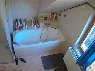 Camsoda Sex Cam of voyeurcam-julmodels-bath-2nd-1