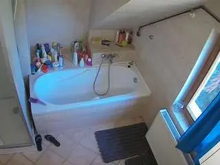 Camsoda Adult Webcams of voyeurcam-julmodels-bath-2nd-1