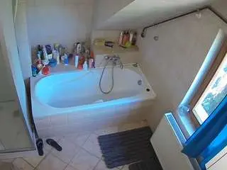Camsoda Live Sex of voyeurcam-julmodels-bath-2nd-1
