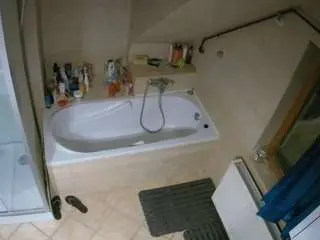 Camsoda Live Sex Cam of voyeurcam-julmodels-bath-2nd-1