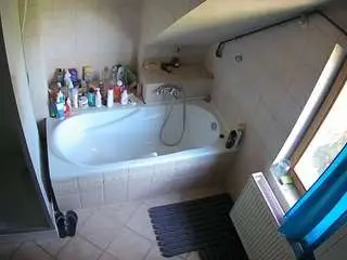 Camsoda Adult Webcams of voyeurcam-julmodels-bath-2nd-1