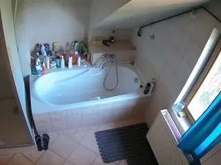 Camsoda Private Sex Chat of voyeurcam-julmodels-bath-2nd-1