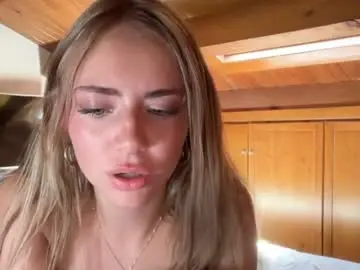 Chaturbate Live Sex Cam of honeyyy95