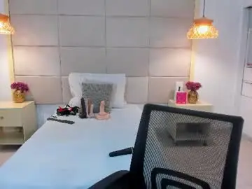 Chaturbate Live Sex Cam of mirandacute__