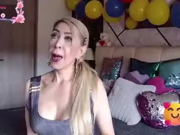 Chaturbate Live Sex Cam of evelynagrey