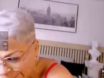 Chaturbate Nude Webcam of lucy_milf_68