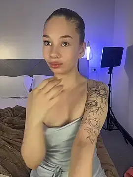 Stripchat Free Porn Cam of HoneyJuliet