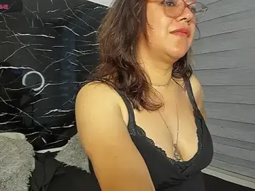 Stripchat Sex Cam of ELLE_HADID