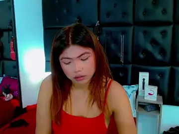 Stripchat Live Sex Cam of Cloelombard