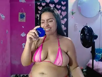 Stripchat Sex Cam of Kiara_tits