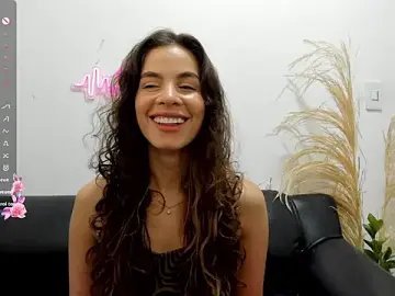 Stripchat Live Sex Cam of jessyegoldenn