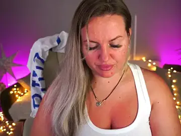 Stripchat Sex Cam of KiraCandyS