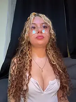 Stripchat Live Sex Cam of Joyce-fire
