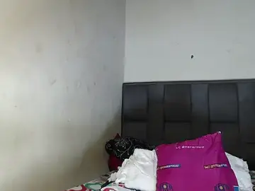 Stripchat Nude Webcam of isabela-and-her-friends