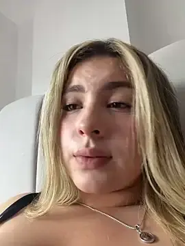 Stripchat Live Sex of Cloee_Rainbow1