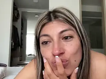 Stripchat Live Sex Cam of LunaBeya
