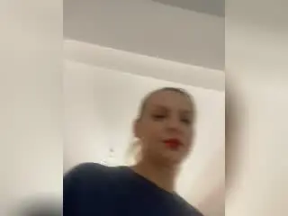 Xlovecam Free Porn Cam of DouceAmelia